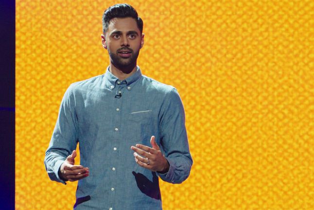 Hasan Minhaj saat membawakan stand-up comedy spesialnya, Homecoming King